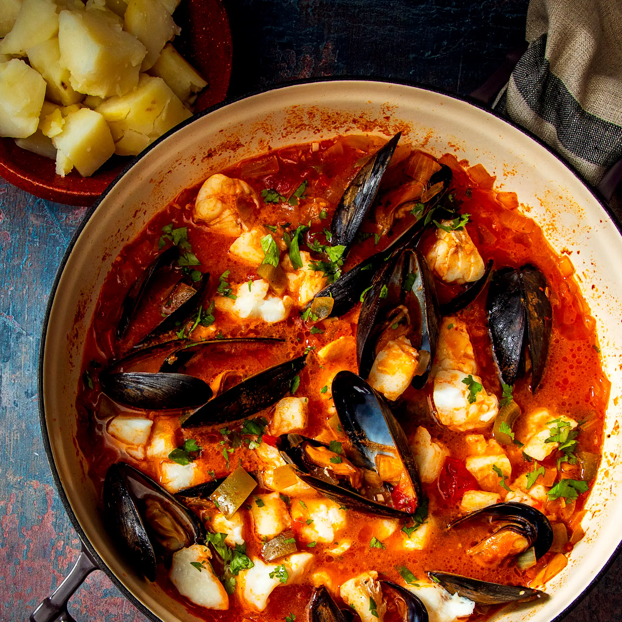 https://www.saveur.com/uploads/2010/05/Saveur_Portuguese-Seafood-Stew_Matt_Taylor-Gross-scaled.jpg?format=webp&optimize=high&precrop=1%3A1%2Csmart